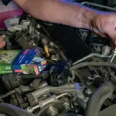 Mechanik wymienia świece zapłonowe, aby zapobiec wypadaniu zapłonu w silniku.