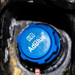 Niebieski korek wlewu AdBlue z logo. Czy adblue zamarza? To pytanie nurtuje wielu kierowców zimą.