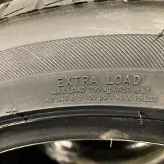 Opona z napisem "EXTRA LOAD" informuje, co oznacza XL na oponie: maksymalne obciążenie 750 kg przy ciśnieniu 340 kPa.