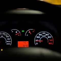 Deska rozdzielcza Seat Leon: prędkościomierz, obrotomierz, wskaźnik paliwa i temperatury. Kontrolki świecą jasno.
