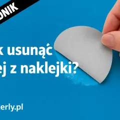 Poradnik: czym zmyć klej po naklejkach z samochodu? Dłoń odkleja szarą naklejkę, ukazując jej klejący spód.