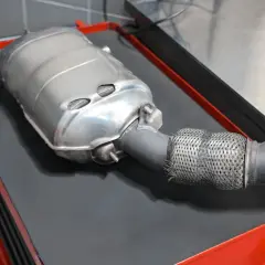 Filtr DPF na stole warsztatowym. Zastanawiasz się, ile trwa wypalanie dpf na postoju?