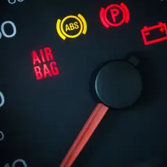 Czerwona kontrolka SRS AIRBAG świeci się na desce rozdzielczej, sygnalizując problem z poduszkami powietrznymi.