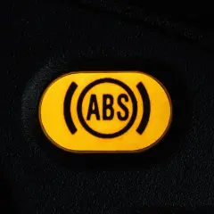 Świecąca kontrolka ABS na desce rozdzielczej. Co oznacza, gdy ABS nie działa poprawnie?