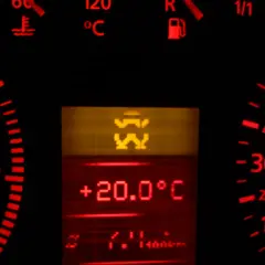 Kontrolki Audi A4 B6: kontrolka ESP, temperatura +20°C, obrotomierz, wskaźnik paliwa.