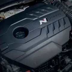 Silnik turbo z logo N. Dobry moment obrotowy to klucz do dynamicznej jazdy.
