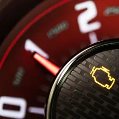 Na desce rozdzielczej świeci się żółta, migająca kontrolka silnika. Czas na wizytę u mechanika.