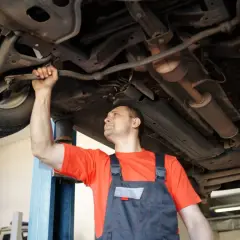 Mechanik sprawdza sworzeń wahacza. Czy można jeździć z uszkodzonym? To pytanie o bezpieczeństwo.