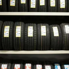 Na półkach sklepowych rzędy nowych opon, każda z etykietą informującą o parametrach. Jaka opona będzie najlepsza?