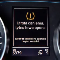 Kontrolka ciśnienia w oponach ostrzega: "Utrata ciśnienia: tylna lewa opona". Sprawdź ciśnienie, czy można zamieniać koła z czujnikami.