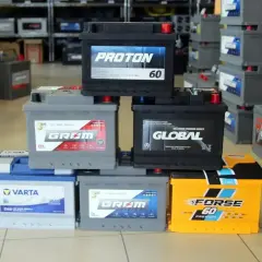 Różne rodzaje akumulatorów samochodowych: Proton, Grom, Global, Varta, Forse. Wybierz najlepszy do swojego auta.