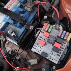 Akumulator Bosch i skrzynka bezpieczników. Wygląda na to, że alternator rozładowuje akumulator na postoju, co wymaga diagnostyki.