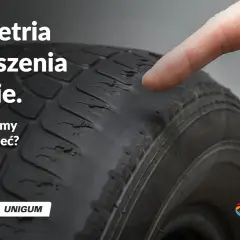 Palec wskazuje na zużyty bieżnik opony, sugerując problemy z geometrią zawieszenia w aucie.