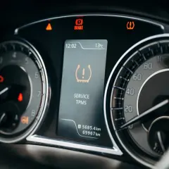 Kontrolka TPMS świeci się, informując o problemie z ciśnieniem w oponach. Co to TPMS? System monitorowania ciśnienia.