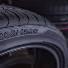 Na oponie widoczny jest rozmiar 205/45R17. To właśnie tam sprawdzisz rozmiar opony.