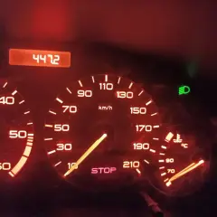 Deska rozdzielcza Peugeot 206: licznik kilometrów 4472, prędkościomierz, wskaźnik temperatury, kontrolki STOP i świateł.