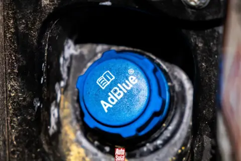 Niebieski korek wlewu AdBlue z logo. Czy adblue zamarza? To pytanie nurtuje wielu kierowców zimą.