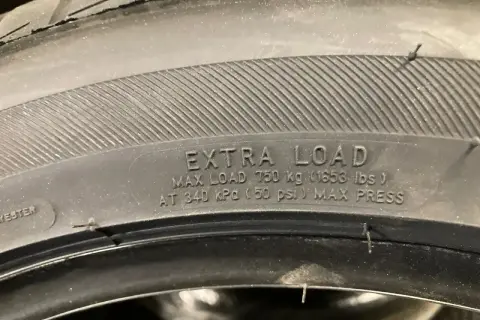 Opona z napisem "EXTRA LOAD" informuje, co oznacza XL na oponie: maksymalne obciążenie 750 kg przy ciśnieniu 340 kPa.