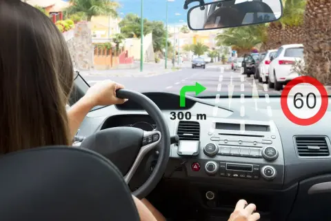 System rozpoznawania znaków drogowych pokazuje skręt w prawo za 300 m i ograniczenie prędkości do 60 km/h.