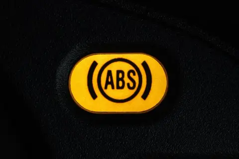 Świecąca kontrolka ABS na desce rozdzielczej. Co oznacza, gdy ABS nie działa poprawnie?