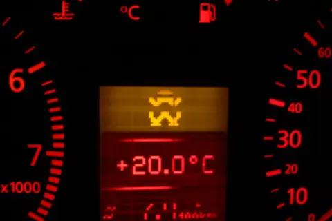 Kontrolki Audi A4 B6: kontrolka ESP, temperatura +20°C, obrotomierz, wskaźnik paliwa.