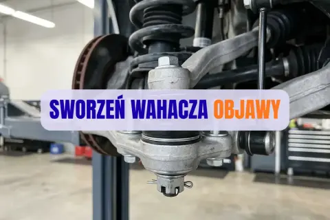 Widok na zawieszenie samochodu z widocznym sworzniem wahacza. Tekst "SWORZEŃ WAHACZA OBJAWY" informuje o problemach z tym elementem.