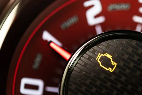 Na desce rozdzielczej świeci się żółta, migająca kontrolka silnika. Czas na wizytę u mechanika.
