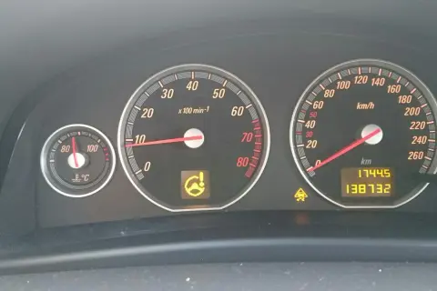 Opel Vectra C kontrolki: świeci się kontrolka wspomagania kierownicy i kontrolka ESP. Temperatura silnika w normie.