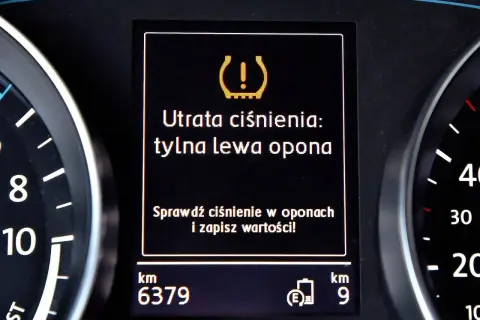 Kontrolka ciśnienia w oponach ostrzega: "Utrata ciśnienia: tylna lewa opona". Sprawdź ciśnienie, czy można zamieniać koła z czujnikami.