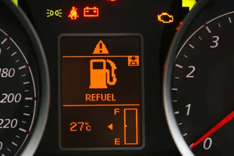 Na desce rozdzielczej świeci się kontrolka paliwa z napisem "REFUEL". Wskazuje to, że zostało mało paliwa i warto sprawdzić, ile można przejechać na rezerwie.