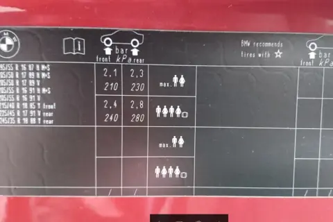 Naklejka BMW pokazuje, jak obliczyć wysokość opony dla różnych rozmiarów i obciążeń.