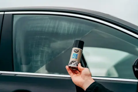 Zaparowane szyby w samochodzie? Spray K2 FOX ANTI-FOG zapobiega zaparowaniu szyb, niezależnie od tego, czy nawiew jest ciepły czy zimny.