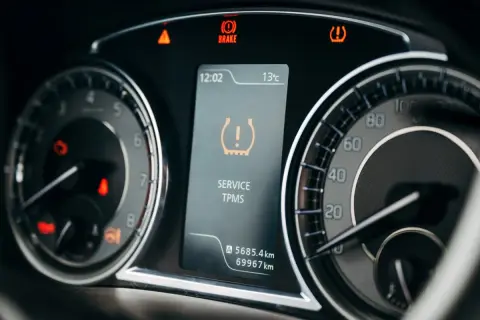 Kontrolka TPMS świeci się, informując o problemie z ciśnieniem w oponach. Co to TPMS? System monitorowania ciśnienia.