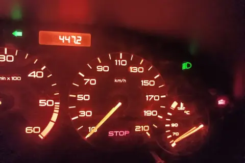Deska rozdzielcza Peugeot 206: licznik kilometrów 4472, prędkościomierz, wskaźnik temperatury, kontrolki STOP i świateł.
