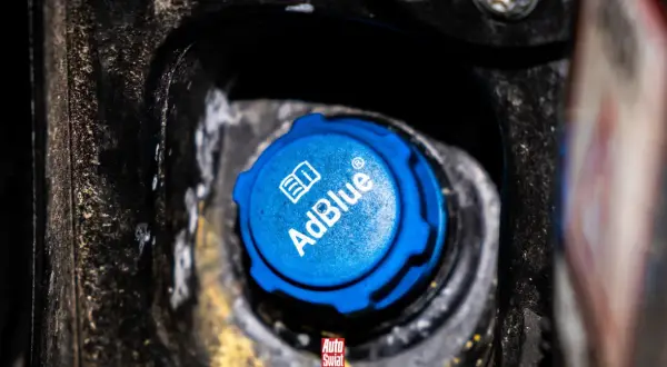 Niebieski korek wlewu AdBlue z logo. Czy adblue zamarza? To pytanie nurtuje wielu kierowców zimą.