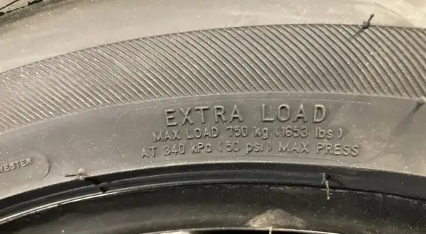 Opona z napisem "EXTRA LOAD" informuje, co oznacza XL na oponie: maksymalne obciążenie 750 kg przy ciśnieniu 340 kPa.