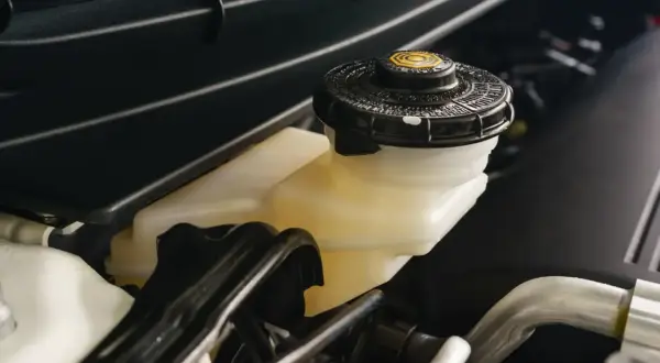 Zbiorniczek płynu hamulcowego. Pamiętaj, co ile wymieniać płyn hamulcowy, by zapewnić bezpieczeństwo.