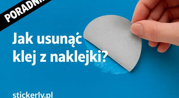 Poradnik: czym zmyć klej po naklejkach z samochodu? Dłoń odkleja szarą naklejkę, ukazując jej klejący spód.