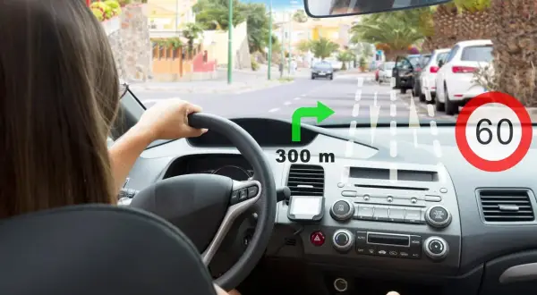 System rozpoznawania znaków drogowych pokazuje skręt w prawo za 300 m i ograniczenie prędkości do 60 km/h.