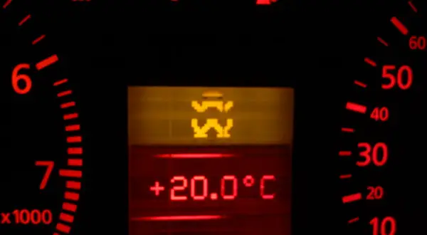 Kontrolki Audi A4 B6: kontrolka ESP, temperatura +20°C, obrotomierz, wskaźnik paliwa.