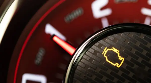 Na desce rozdzielczej świeci się żółta, migająca kontrolka silnika. Czas na wizytę u mechanika.