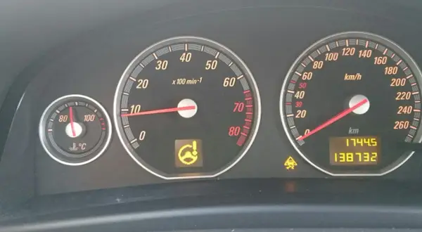 Opel Vectra C kontrolki: świeci się kontrolka wspomagania kierownicy i kontrolka ESP. Temperatura silnika w normie.