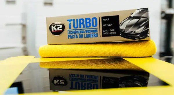 K2 Turbo pasta do lakieru i żółta mikrofibra – idealny zestaw, by ręcznie wypolerować auto.