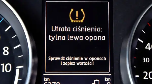 Kontrolka ciśnienia w oponach ostrzega: "Utrata ciśnienia: tylna lewa opona". Sprawdź ciśnienie, czy można zamieniać koła z czujnikami.