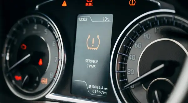 Kontrolka TPMS świeci się, informując o problemie z ciśnieniem w oponach. Co to TPMS? System monitorowania ciśnienia.