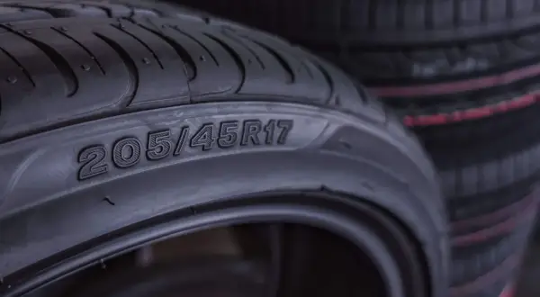 Na oponie widoczny jest rozmiar 205/45R17. To właśnie tam sprawdzisz rozmiar opony.