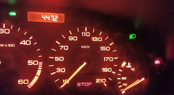 Deska rozdzielcza Peugeot 206: licznik kilometrów 4472, prędkościomierz, wskaźnik temperatury, kontrolki STOP i świateł.