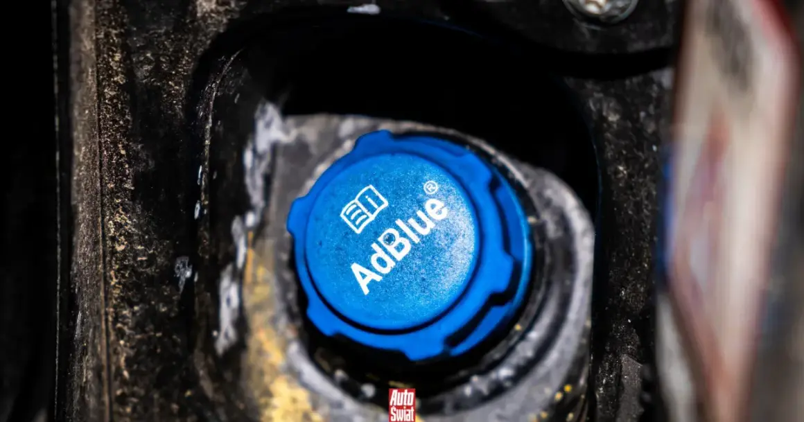 Niebieski korek wlewu AdBlue z logo. Czy adblue zamarza? To pytanie nurtuje wielu kierowców zimą.