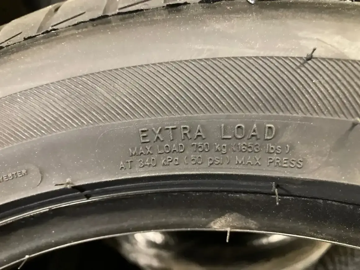 Opona z napisem "EXTRA LOAD" informuje, co oznacza XL na oponie: maksymalne obciążenie 750 kg przy ciśnieniu 340 kPa.