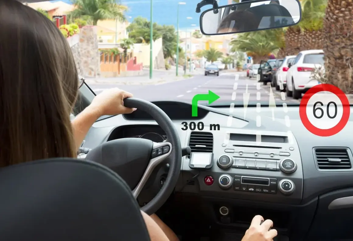 System rozpoznawania znaków drogowych pokazuje skręt w prawo za 300 m i ograniczenie prędkości do 60 km/h.